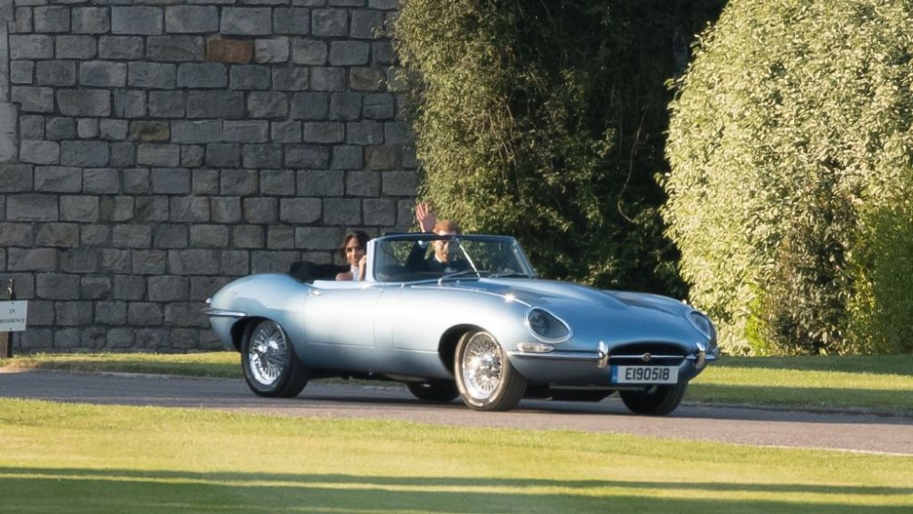 شهد حفل الزفاف الملكي للأمير هاري وميغان ماركل دوقة كامبريدج، ظهورا رائعا لسيارة كلاسيكية من شركة جاكوار