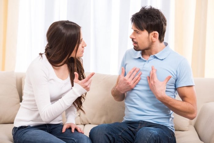 يجب على الزوجين تجنب الإنفعال والتفاهم بهدوء لحل الخلافات الزوجية