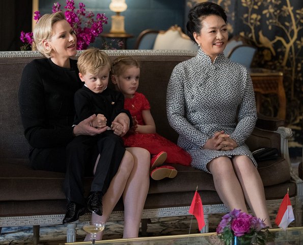 الأميرة تشارلين وابنائها مع زوجة الرئيس الصيني
