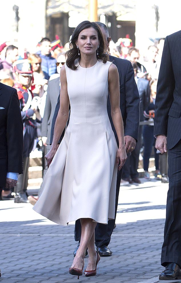 تألقت الملكة ليتيزيا بفستان ميدي بلون حيادي من مجموعة Pedro del Hierro لربيع وصيف 2019