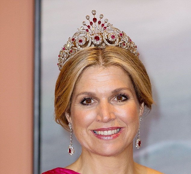 الملكة الهولندية متألقة بتاج طاووس الياقوت الأحمر