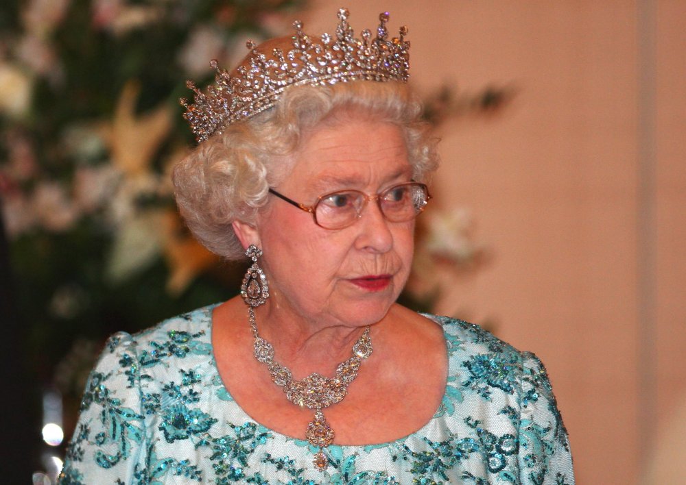 ملكة بريطانيا ترتدي قلادة "الملك نظام"