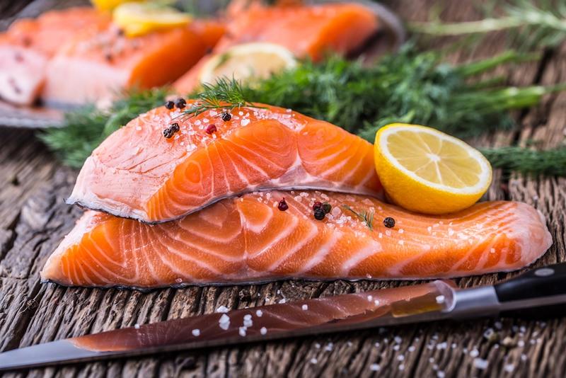  سمك السلمون من أفضل أنواع الأسماك المفيدة لصحة القلب