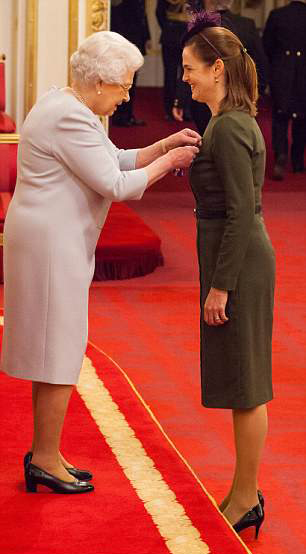  سامانثا كوهين تمتلك خبرة تمتد لـ 17 عاما مع ملكة بريطانيا