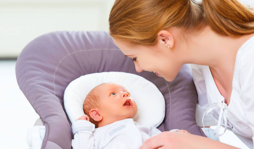 عن كيفية تربية الأطفال الرضع يجب أن تتحدث الأم مع الرضيع