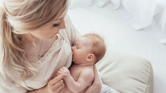 عن كيفية تربية الأطفال الرضع يجب أن تهتم الأم بالرضاعة الطبيعية
