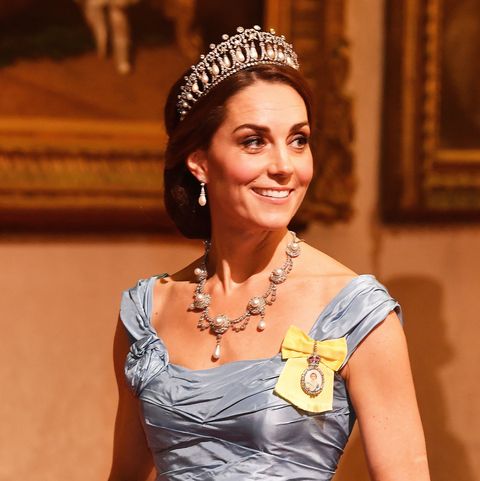 كيت ميدلتون ترتدي وسام العائلة المالكة " The Royal Family Order "