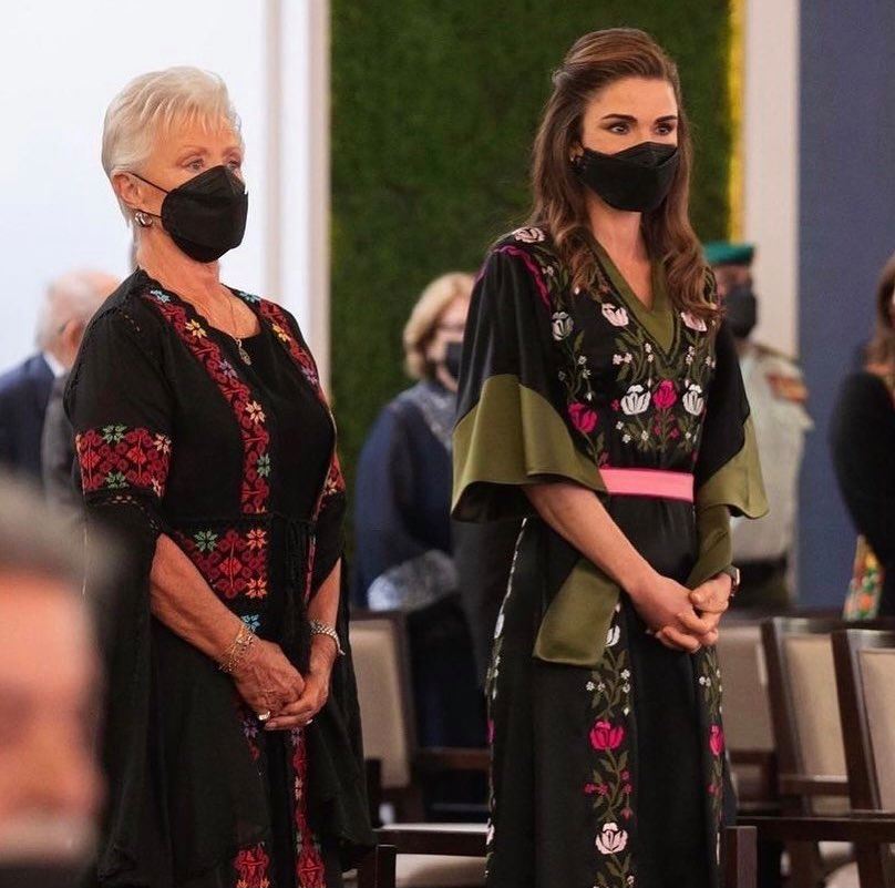 اطلالة الملكة رانيا بموضة القفطان الفاخر والمطرز بالورود