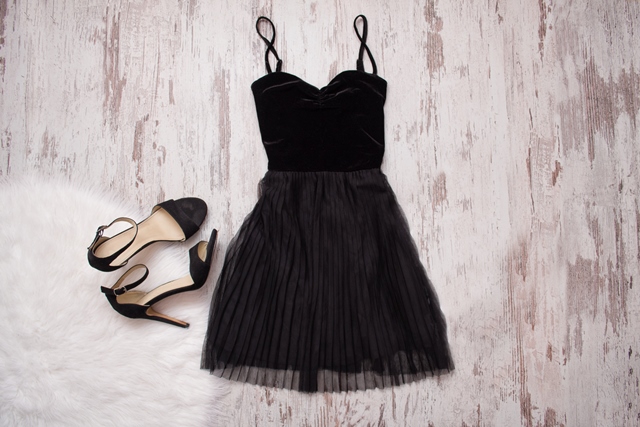 الفستان الأسود يمكن أن يرافقك إلى كل مناسباتك ويجعل إطلالتك تبدو باهظة الثمن