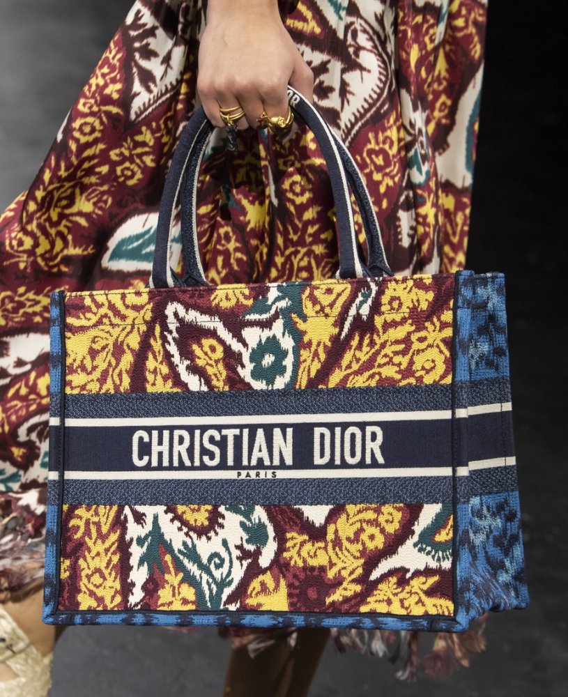 موديلات حقائب يد كبيرة وعملية مع النقشات الحيوية من Christian Dior