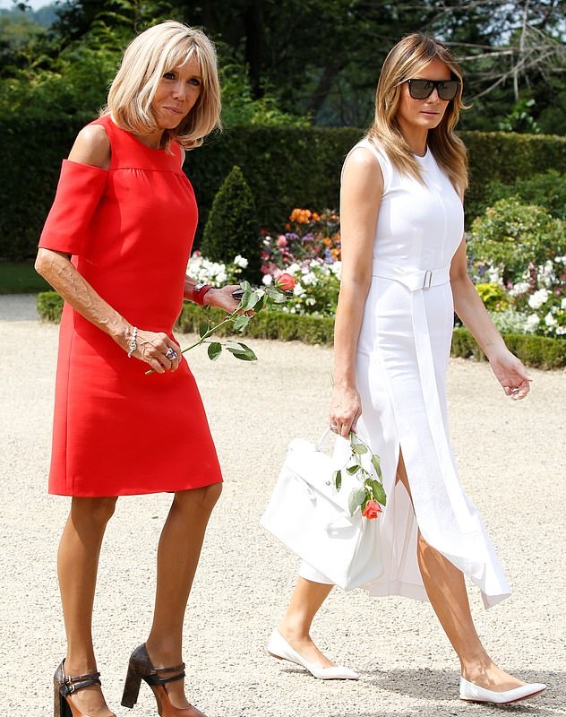 بريجيت ماكرون تختار الفستان الأحمر وميلانيا ترامب بفستان أبيض من دار Calvin Klein