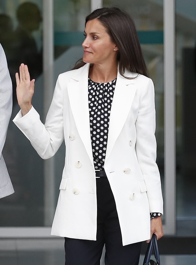ليتيزيا ملكة إسبانيا ترتدي موضة البولكا بأسلوب كلاسيكي