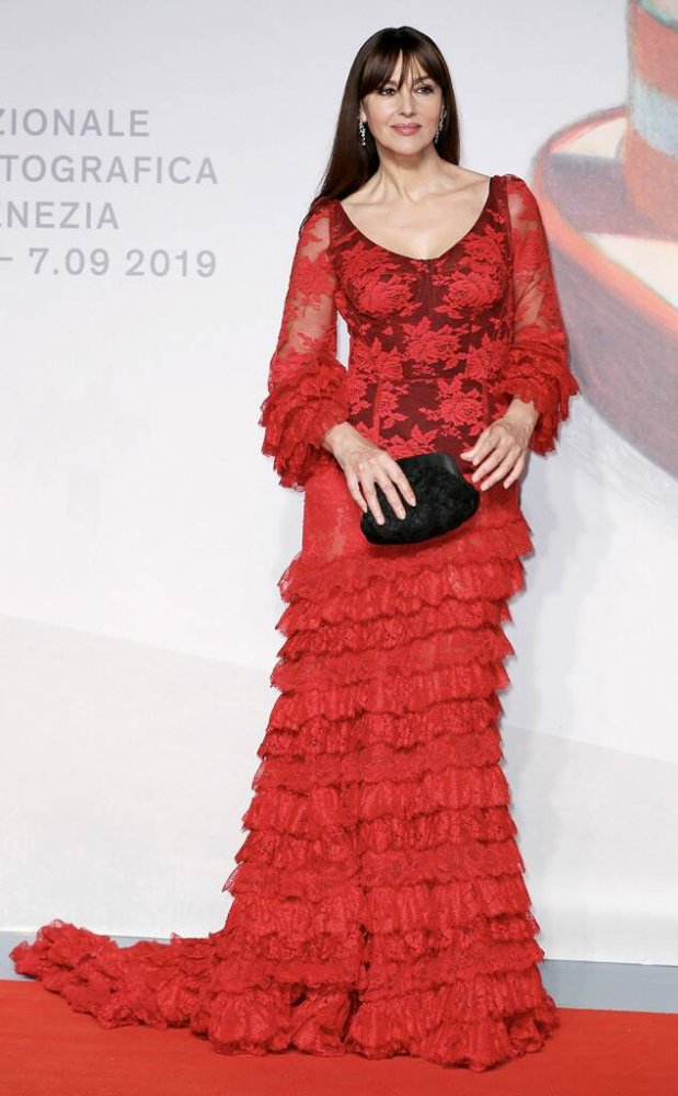  مونيكا بيلوتشي مشرقة بالأحمر في فستان من دولتشي أند غابانا