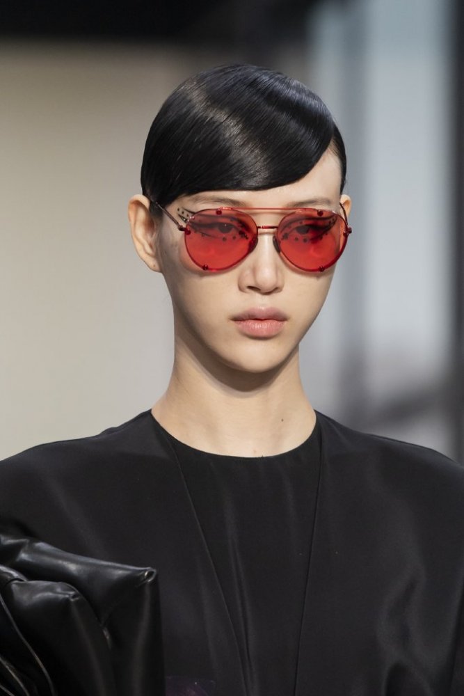 موديلات نظارات شمسية ملونة بالاحمر من Valentino
