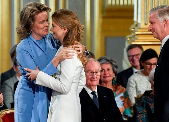 ملكة بلجيكا تحتضن ابنتها بعد التنصيب