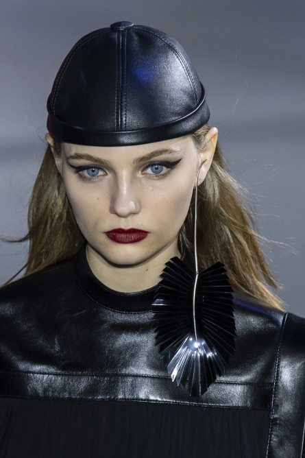 اكسسوارات شعر جلدية لشتاء 2020 مع القبعة العصرية من Louis Vuitton
