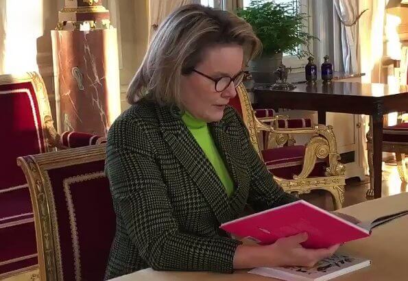ملكة بلجيكا تقوم بقراءة كتاب لطلاب مدرسة ابتدائية في أحدث مهماتها الرسمية