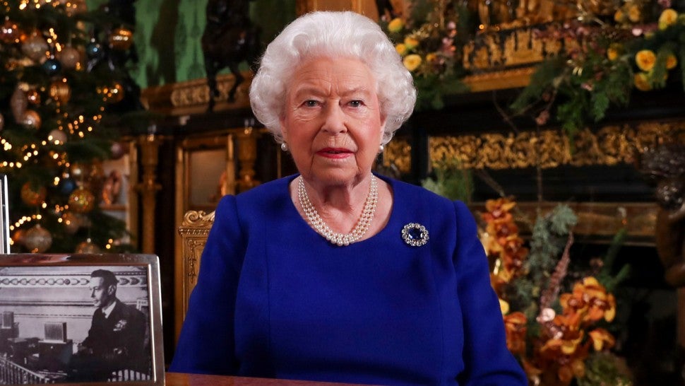 الملكة اليزابيث ترتدي بروش Queen Victoria Sapphire Brooch