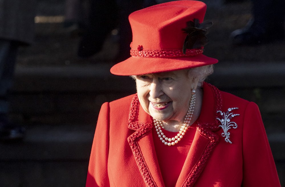 الملكة اليزابيث ترتدي بروش الزهور من الماس والياقوت الأحمر