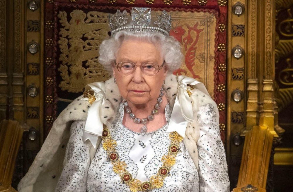 الملكة اليزابيث ترتدي تاج George IV State Diadem