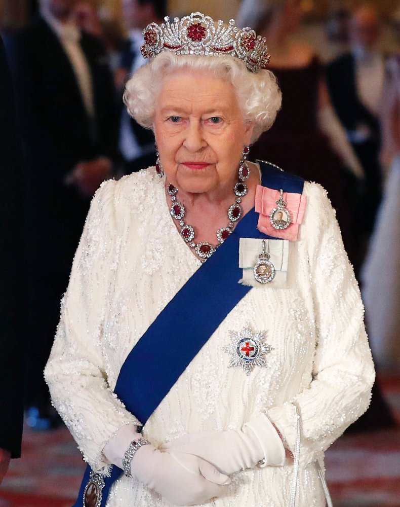 الملكة اليزابيث ترتدي تاج the Burmese Ruby Tiara وقلادة الياقوت الأحمر