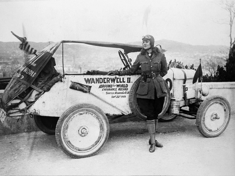 طافت الكندية ألوها واندرويل 75 بلداً وتعد أول امرأة تطوف حول العالم بقيادة السيارة