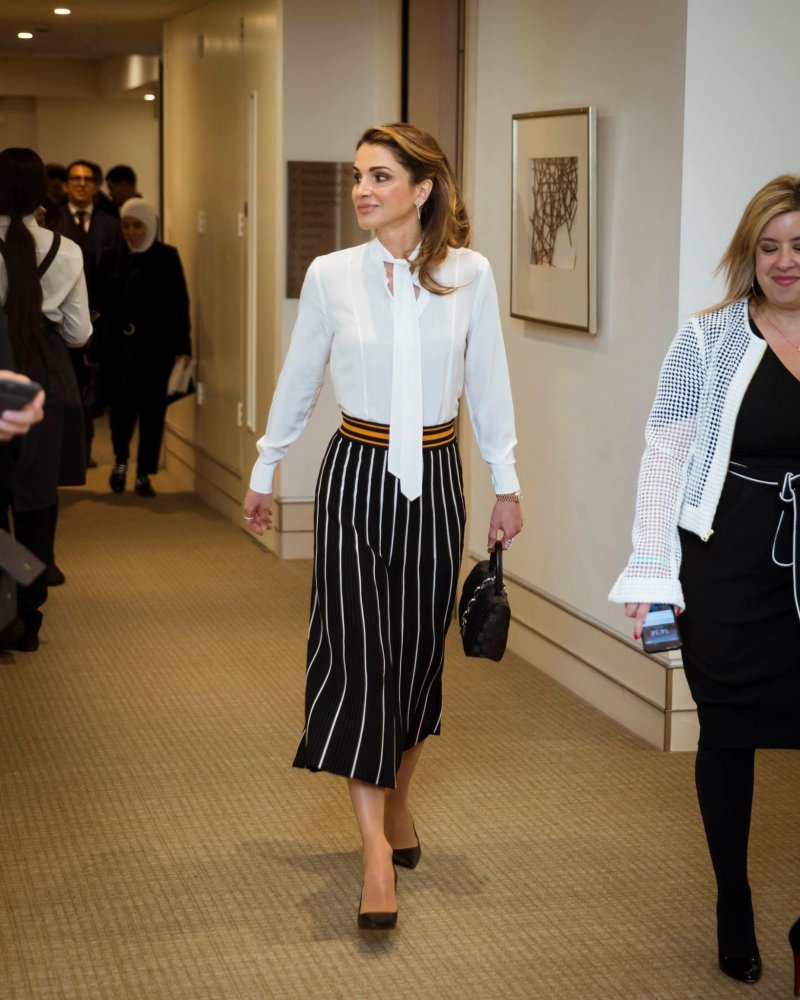  اطلالات محتشمة للصبايا مع التنورة المقلمة مستوحاة من الملكة رانيا