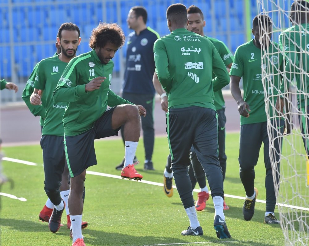 خوان بيتزي يشكر لاعبي الأخضر الأول على انضباطهم في معسكر الرياض