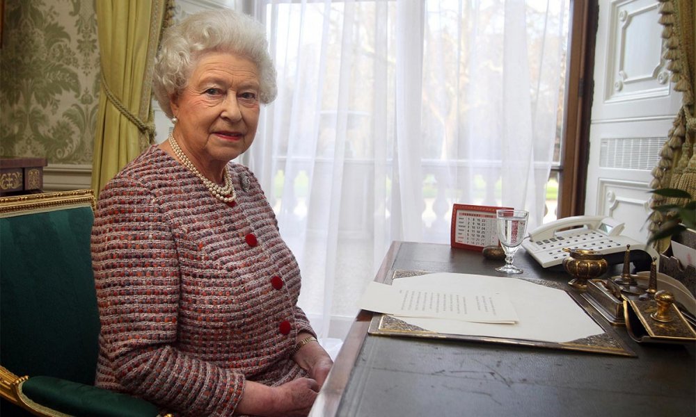 ملكة بريطانيا تستعد للتعاقد مع مدير لصفحات قصر باكنغهام على مواقع التواصل