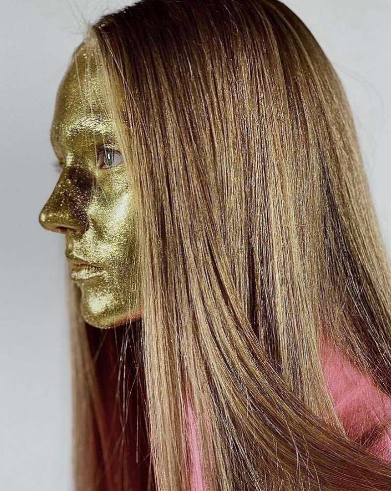  صيحات جمالية ربيع 2021 مع اللون الذهبي على الوجه من وحي دار Valentino