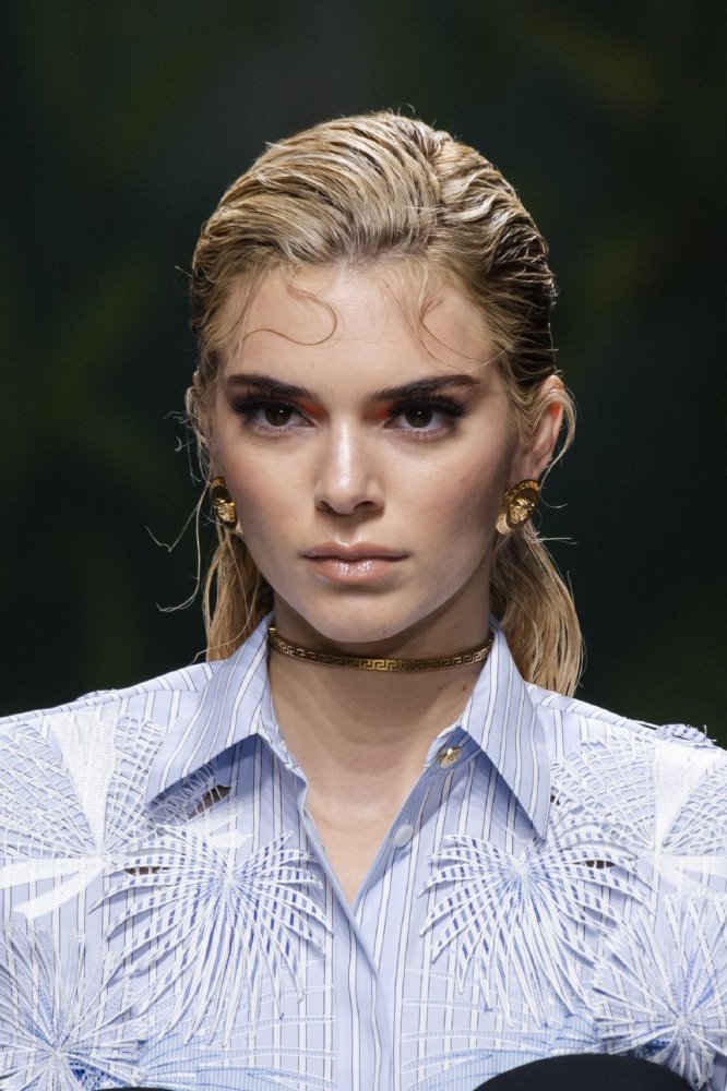 تسريحات الشعر المبعثرة احدث صيحات ربيع 2020 من Versace