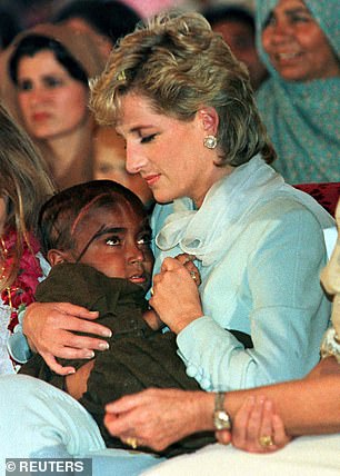 الاميرة ديانا تحتضن طفل إفريقي مصاب من حقل ألغام