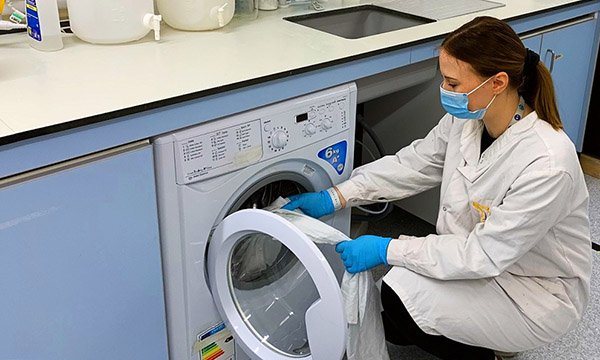 غسل الملابس يساهم في تعقيمها وقتل فيروس كورونا
