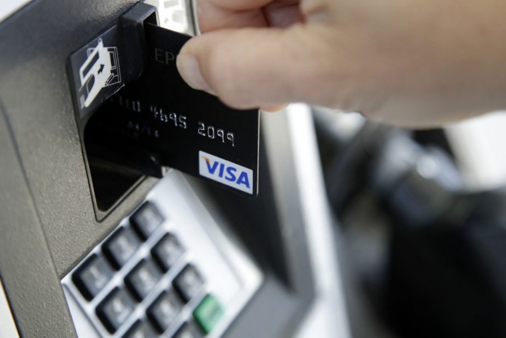 المصرف المركزي الإماراتي يمنع المتاجر من مسح البطاقات المصرفية أكثر من مرة