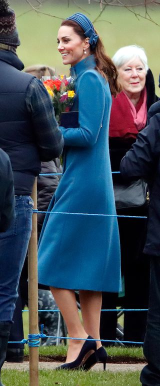 مرة جديدة كيت متألقة بمعطف أزرق من تصميم كاثرين والكر