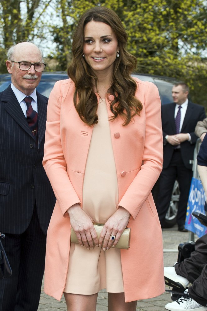 كيت ميدلتون Kate Middleton بفستان مشمشس فاتح مع المعطف القصير من دار Tara Jarmon
