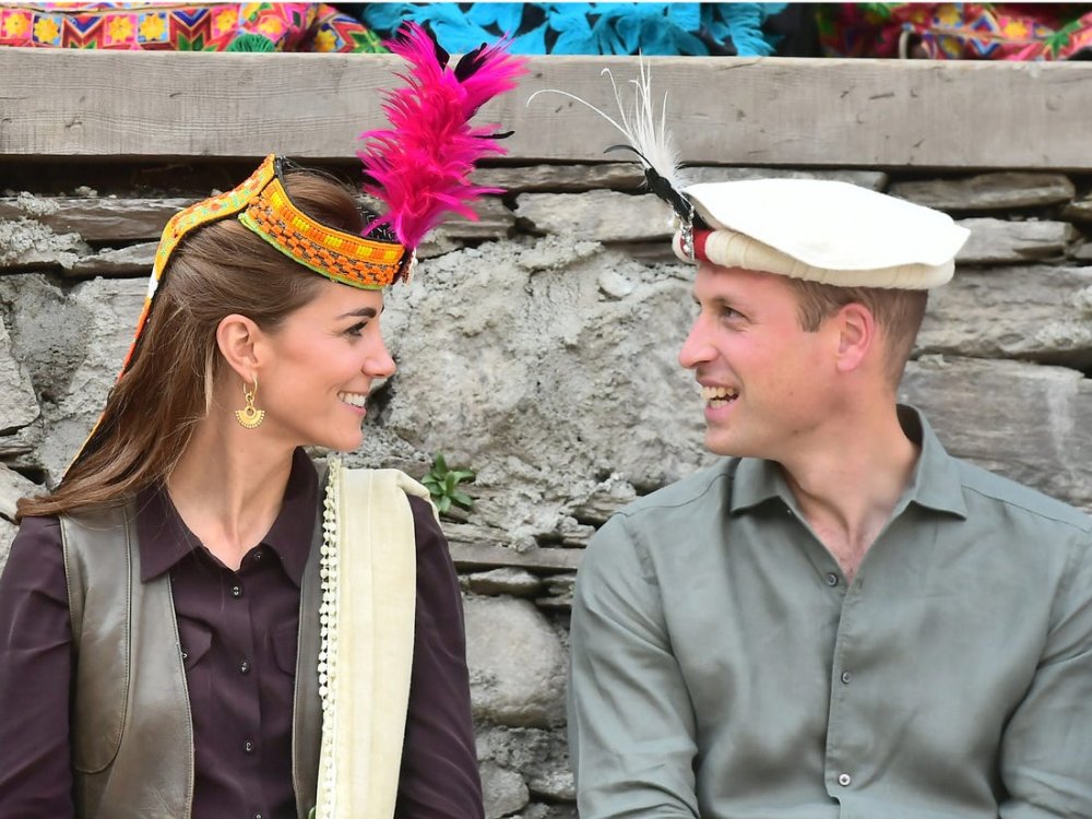 الأمير ويليام ووزوجته كيت ميدلتون يرتديا القبعات التقليدية في باكستان
