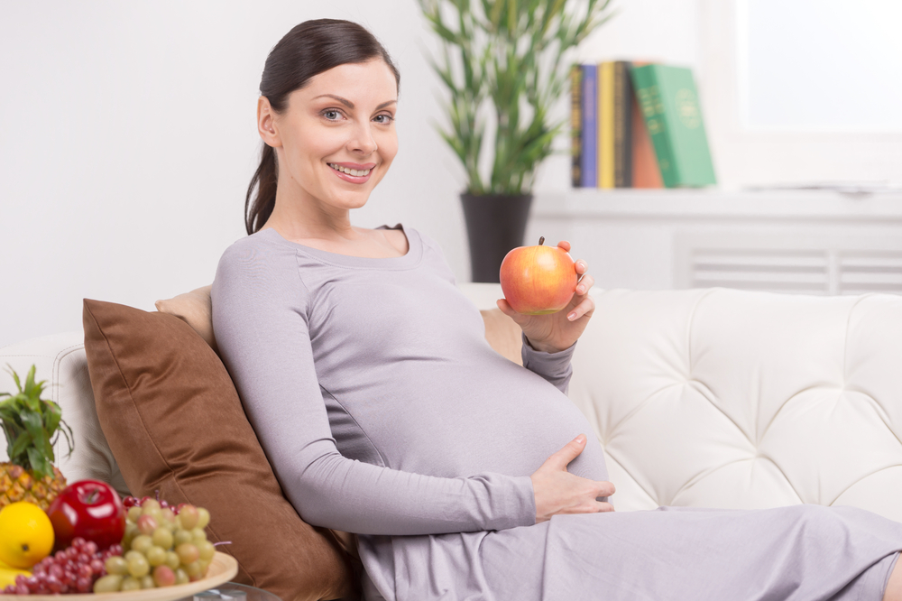 من فوائد التفاح للحامل تحسين عملية الهضم 
