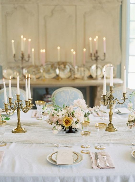 ديكور طاولات حفلات الزفاف لزينة ملكية مستوحاة من العالم القديم