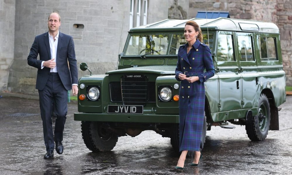 الأمير وليام وكيت ميدلتون استقلا سيارة الأمير فيليب