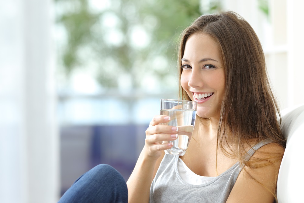  شرب الماء باستمرار لمنع جفاف الجسم من النصائح لتجنب الشد العضلي