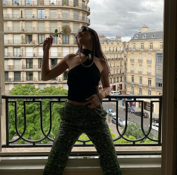 صور بيلا حديد على اسنقرام تستعرض أناقتها في باريس على هامش عرض أزياء ديور