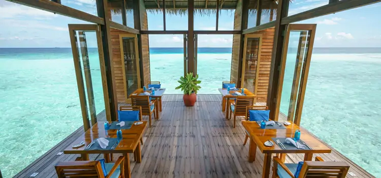  الإفطار على أجمل شواطئ المالديف في كونراد رانغالي
