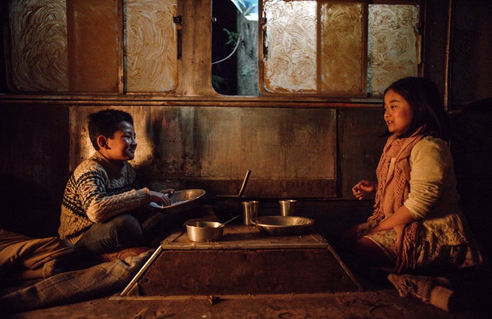 فيلم Pahuna أو الزوار الصغار يحكي قصة ثلاثة أطفال من نيبال يتفرقوا عن والديهم أثناء محاولتهم الهرب