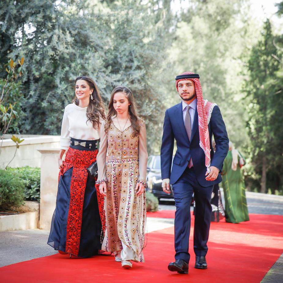 الملكة رانيا تعيد نشر فيديو عزف الأمير الحسين و الأميرة سلمى.