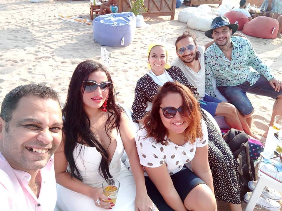 أحمد الفيشاوي مع أصدقائه