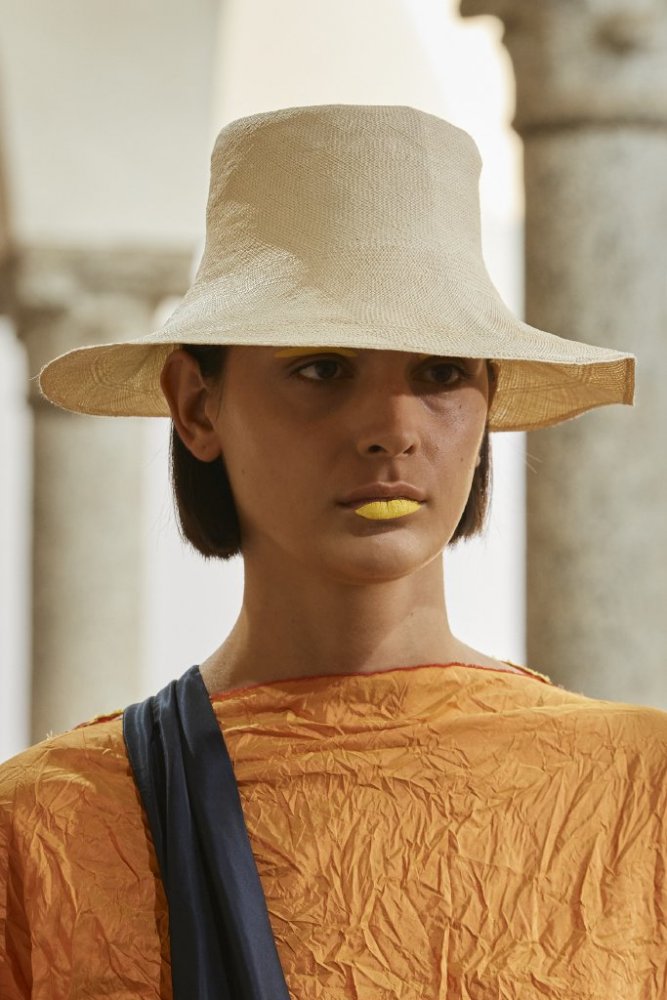 اكسسوارات شعر ربيع 2021 مع قبعات القش البيج من دار Daniela Gregis
