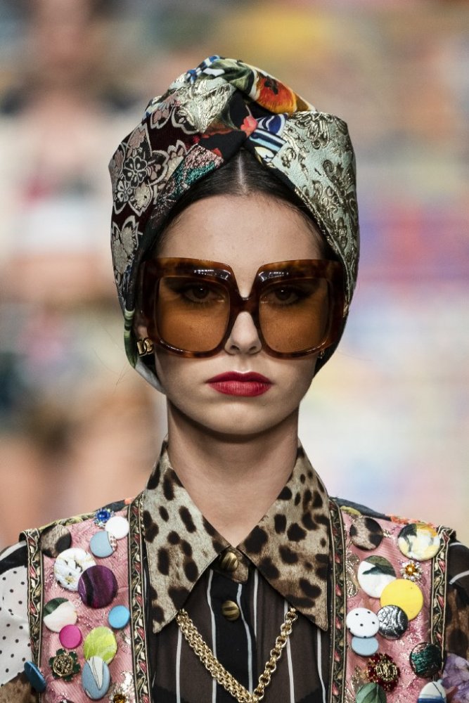 اكسسوارات شعر ربيع 2021 مع التوربان المنقوش من دار Dolce&Gabbana