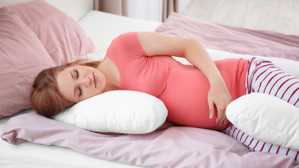 وضعية النوم الامثل للحامل