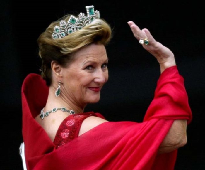 الملكة سونيا ترتدي تاج " Empress Joséphine's Emerald Tiara"